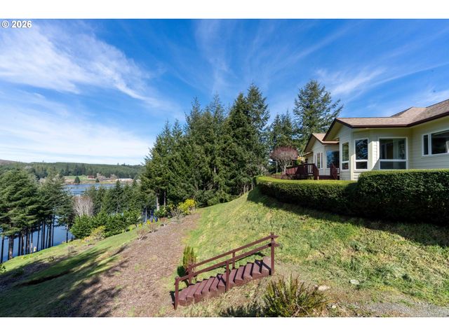 93621 LINKS Ln, Coos Bay, OR 97420