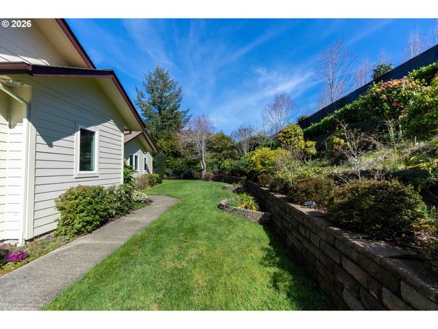 93621 LINKS Ln, Coos Bay, OR 97420