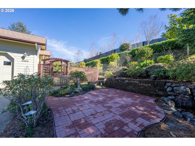 93621 LINKS Ln, Coos Bay, OR 97420