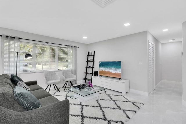 3218 SE 11TH Street A, Pompano Beach, FL 33062