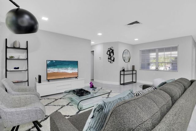 3218 SE 11TH Street A, Pompano Beach, FL 33062