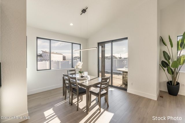 964 E STEEPLE CHASE RD, Hayden, ID 83835