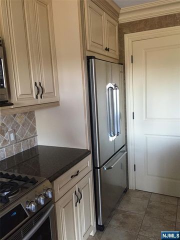 825 Riverside Avenue 16, Lyndhurst, NJ 07071