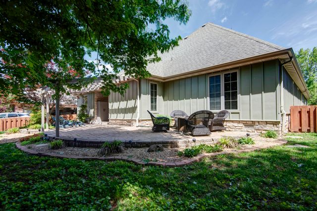 879 E Westchester Drive, Springfield, MO 65810