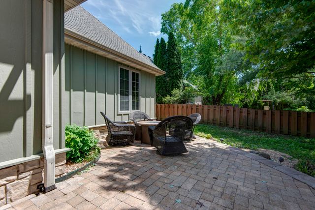 879 E Westchester Drive, Springfield, MO 65810