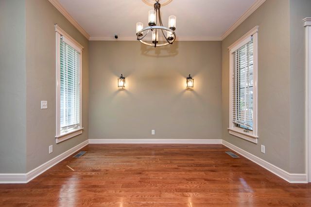 879 E Westchester Drive, Springfield, MO 65810
