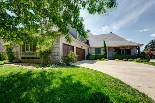879 E Westchester Drive, Springfield, MO 65810