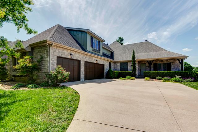 879 E Westchester Drive, Springfield, MO 65810
