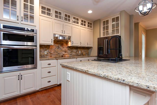 879 E Westchester Drive, Springfield, MO 65810