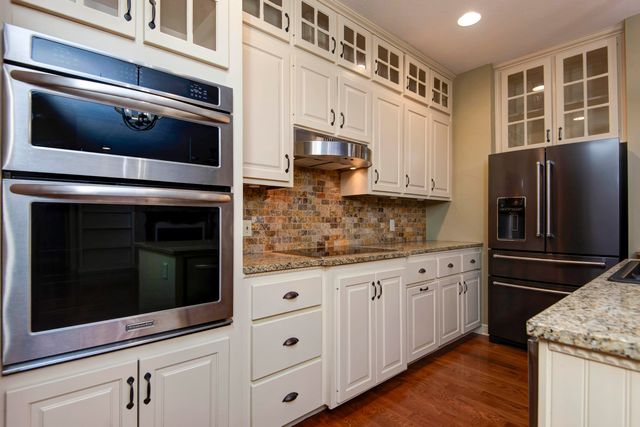 879 E Westchester Drive, Springfield, MO 65810