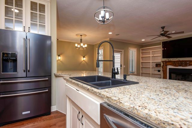 879 E Westchester Drive, Springfield, MO 65810
