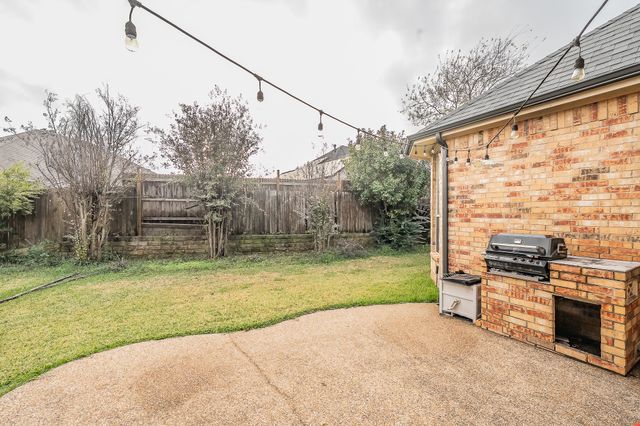 2306 Bear Run Road, Arlington, TX 76001