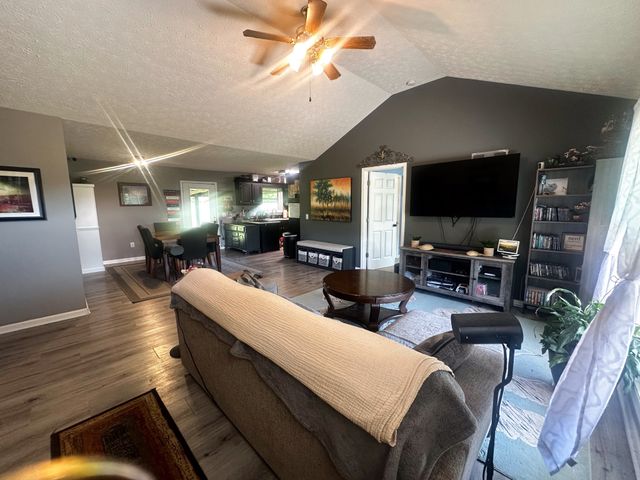 831 Philippi Rd, Wartrace, TN 37183