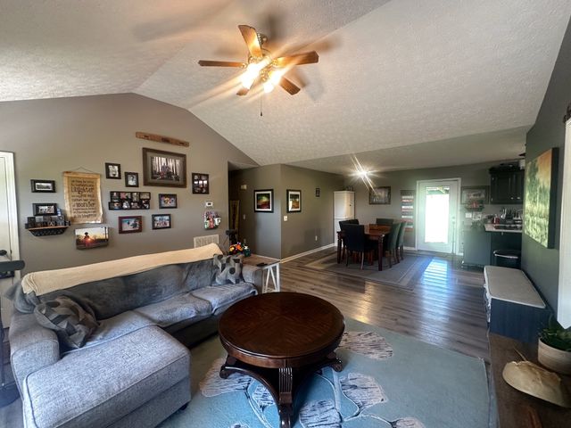 831 Philippi Rd, Wartrace, TN 37183