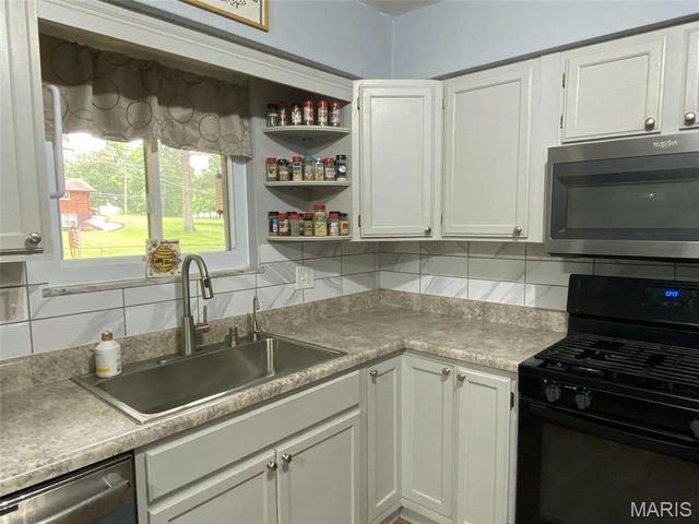 22 Saint George Drive, Belleville, IL 62221