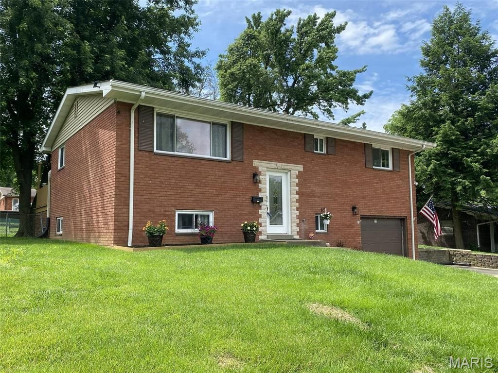 22 Saint George Drive, Belleville, IL 62221