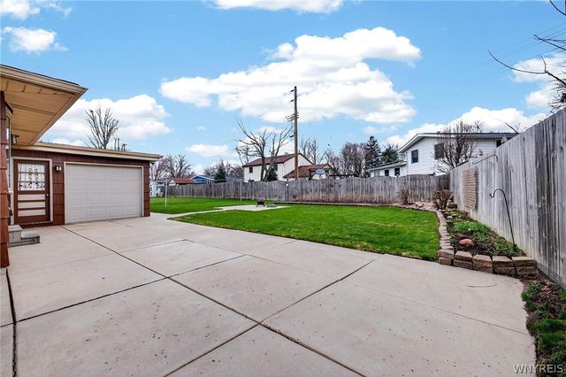 49 Boxwood Circle, Hamburg, NY 14075