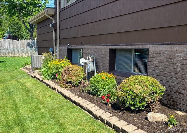 49 Boxwood Circle, Hamburg, NY 14075