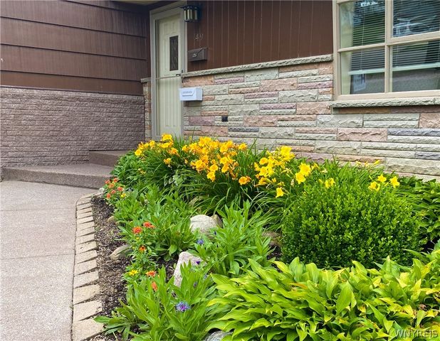 49 Boxwood Circle, Hamburg, NY 14075