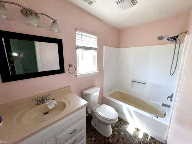 304 Quail Meadow DR, Chesapeake, VA 23323