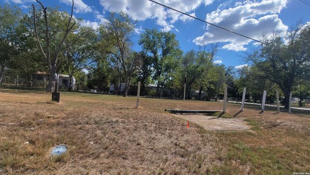 304 E Hunt St, Pleasanton, TX 78064