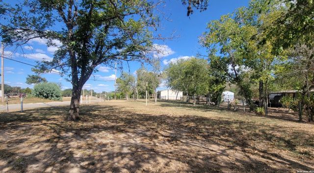 304 E Hunt St, Pleasanton, TX 78064