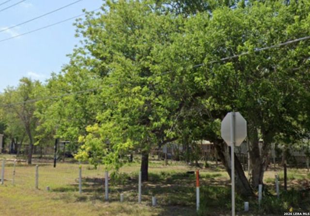 304 E Hunt St, Pleasanton, TX 78064