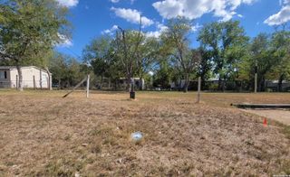 304 E Hunt St, Pleasanton, TX 78064