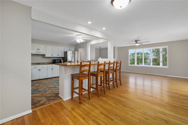 23 Algonquin Drive, Middletown, RI 02842
