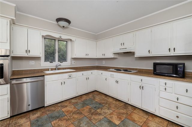 23 Algonquin Drive, Middletown, RI 02842