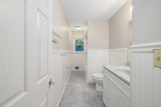 23 Algonquin Drive, Middletown, RI 02842