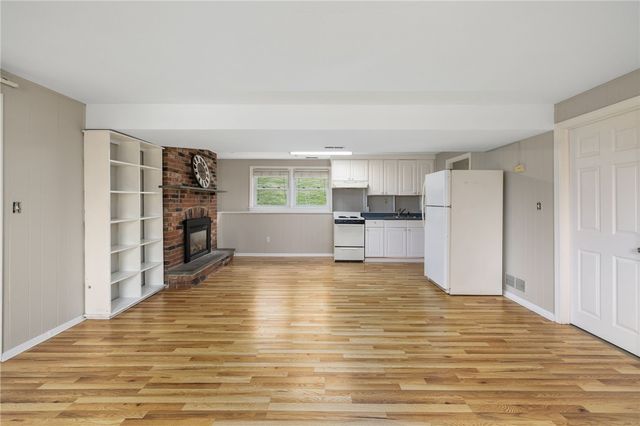 23 Algonquin Drive, Middletown, RI 02842