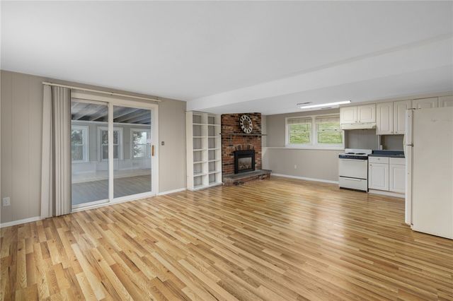 23 Algonquin Drive, Middletown, RI 02842