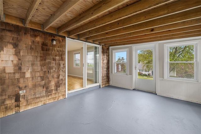 23 Algonquin Drive, Middletown, RI 02842