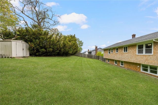 23 Algonquin Drive, Middletown, RI 02842