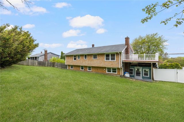 23 Algonquin Drive, Middletown, RI 02842