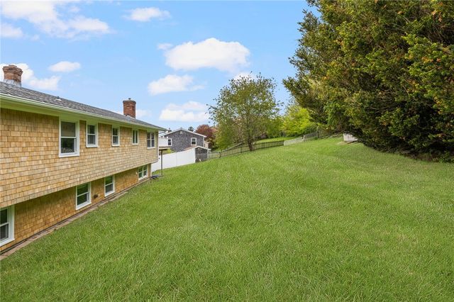 23 Algonquin Drive, Middletown, RI 02842