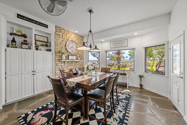 126 W Hunters Pointe Dr, Kerrville, TX 78028