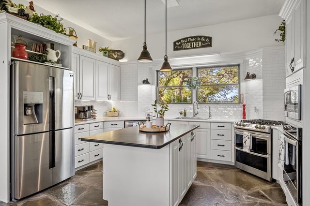126 W Hunters Pointe Dr, Kerrville, TX 78028