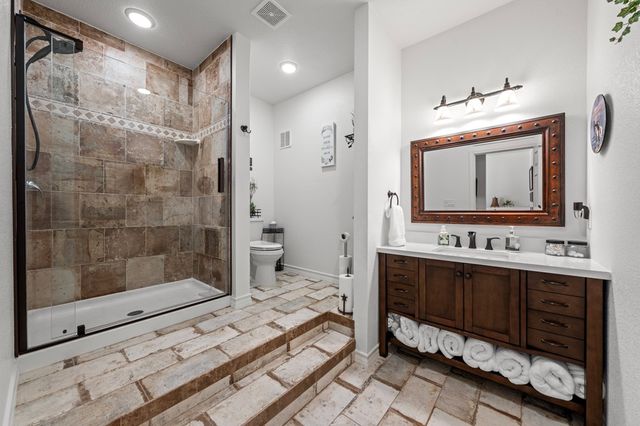 126 W Hunters Pointe Dr, Kerrville, TX 78028