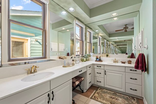 126 W Hunters Pointe Dr, Kerrville, TX 78028