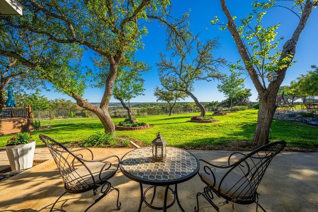 126 W Hunters Pointe Dr, Kerrville, TX 78028