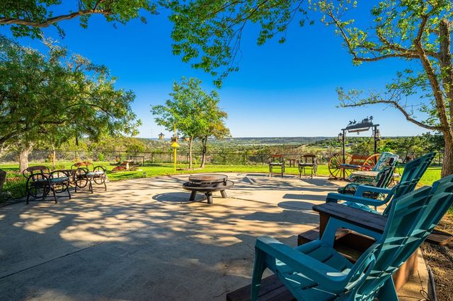 126 W Hunters Pointe Dr, Kerrville, TX 78028
