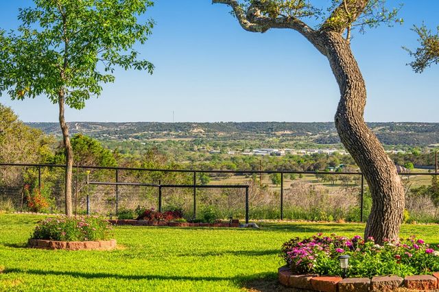 126 W Hunters Pointe Dr, Kerrville, TX 78028