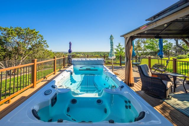 126 W Hunters Pointe Dr, Kerrville, TX 78028