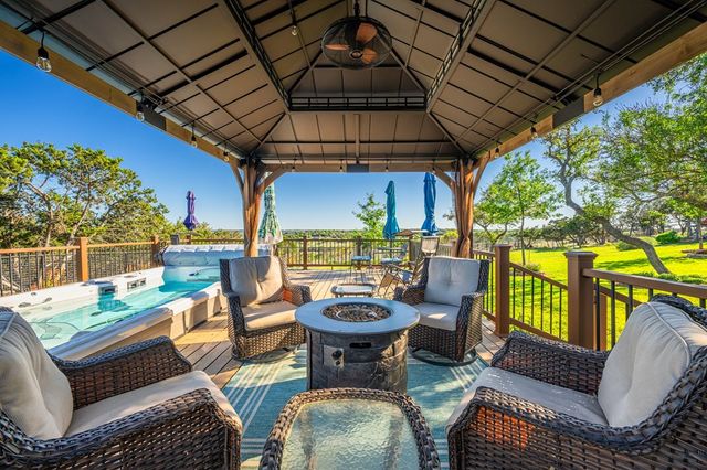126 W Hunters Pointe Dr, Kerrville, TX 78028