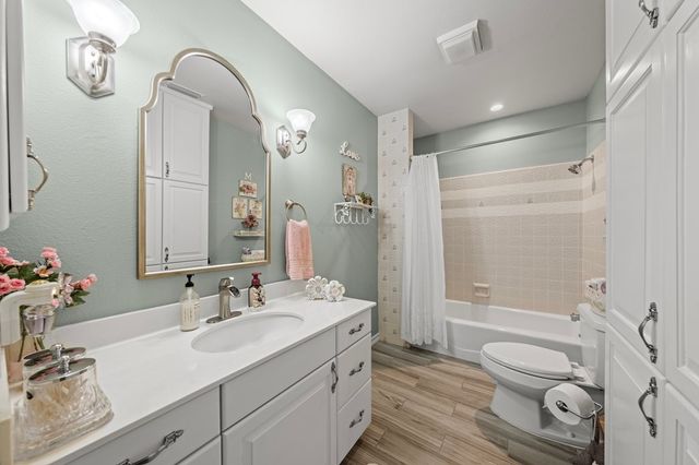 126 W Hunters Pointe Dr, Kerrville, TX 78028