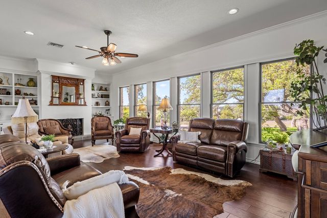 126 W Hunters Pointe Dr, Kerrville, TX 78028