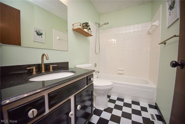 17134 Rabbit Run Drive, Strongsville, OH 44136