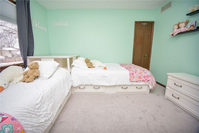 17134 Rabbit Run Drive, Strongsville, OH 44136